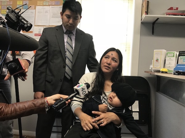 Familias denuncian tácticas “engañosas” del ICE para entrar a sus casas