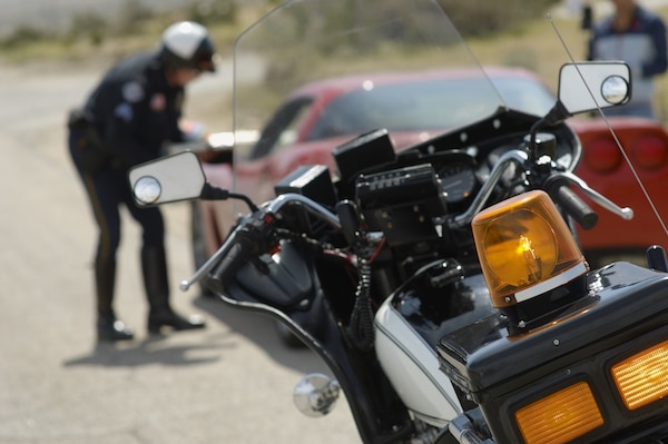 Disminuyen paradas policiales de tránsito a conductores latinos