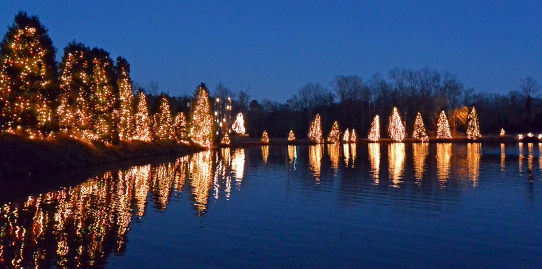 Vista al lago de McAdenville, NC durante Christmas Town USA
